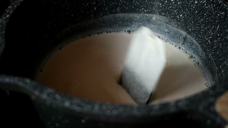 焦糖奶茶,放入红茶包进去,小火熬煮