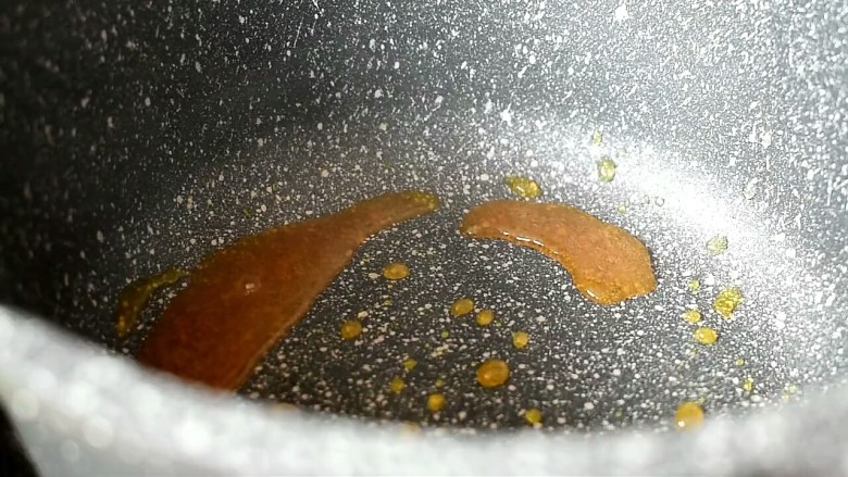 焦糖奶茶,直至白砂糖融化,熬成焦糖色