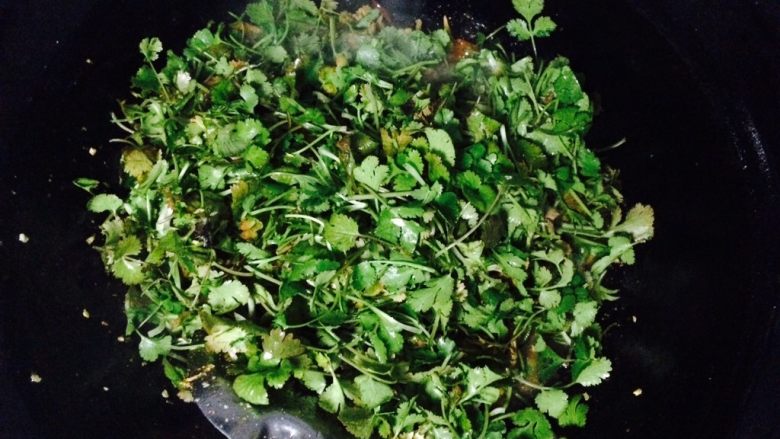 乡味香辣肉丝,加入香菜,翻炒