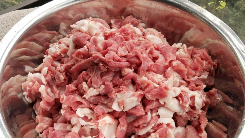 麻辣香肠,猪肉切薄片(不能水洗)