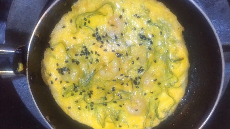 鲜味十足的海鲜烘蛋 ~~新年痴心蛋,中小火至蛋液完全凝固,关火😍😋