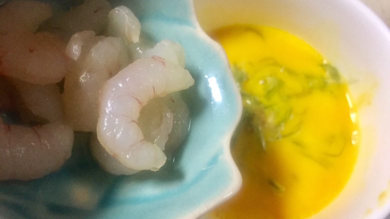 鲜味十足的海鲜烘蛋 ~~新年痴心蛋,虾仁倒入12蛋液里,并搅拌均匀