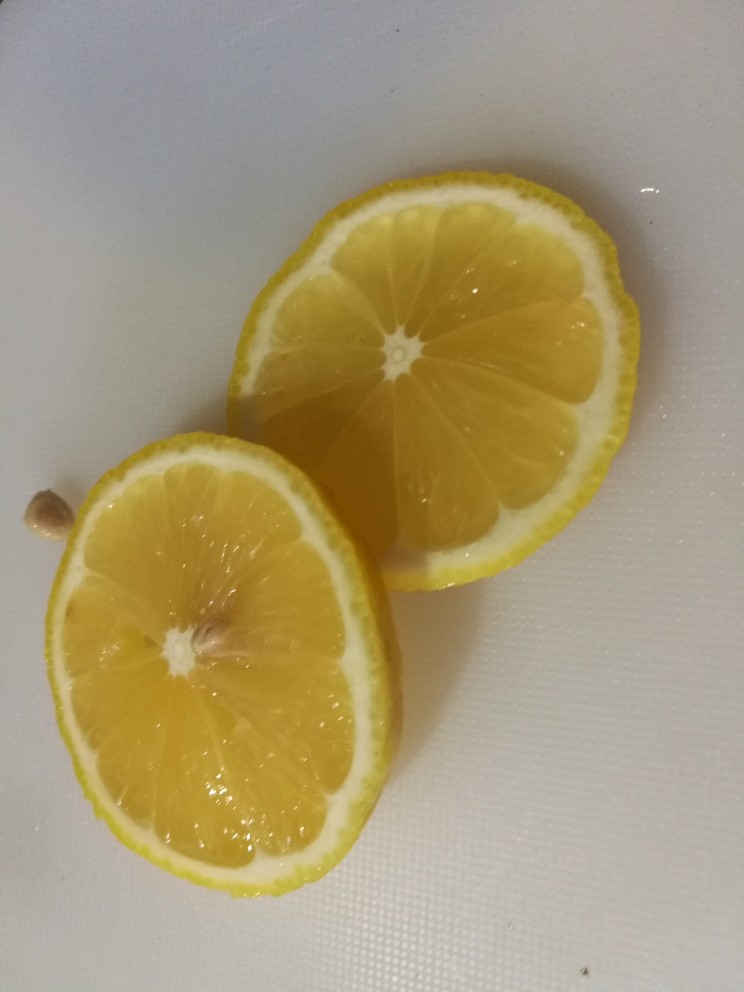 柠檬生姜蜜红茶
预防冬季感冒,将柠檬切片,去核。不去核泡水会苦哦。