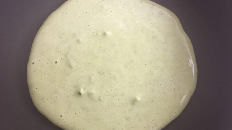 抹茶双拼铜锣烧,用勺子挖一勺倒入不粘锅,不粘锅里不要放油