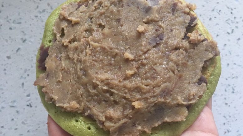 抹茶双拼铜锣烧,再涂上一层栗子馅(详细做法见菜谱栗子馅的做法里)