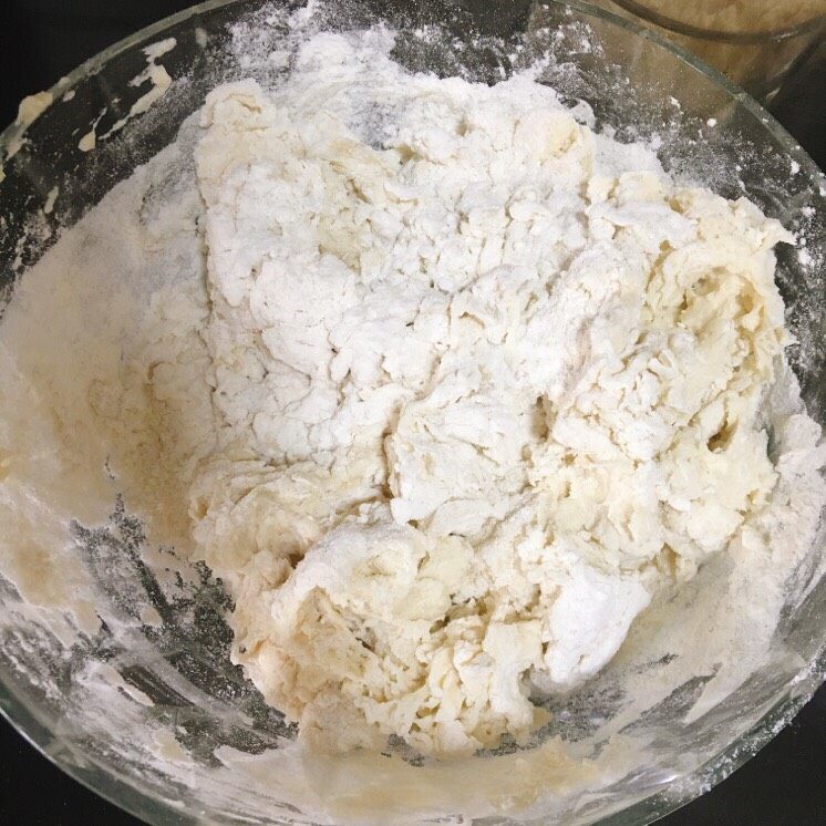 超级简单的流心红糖锅盔,用筷子搅成絮状,知道水慢慢吸收,由于面粉的吸水性不同,自己视情况慢慢加