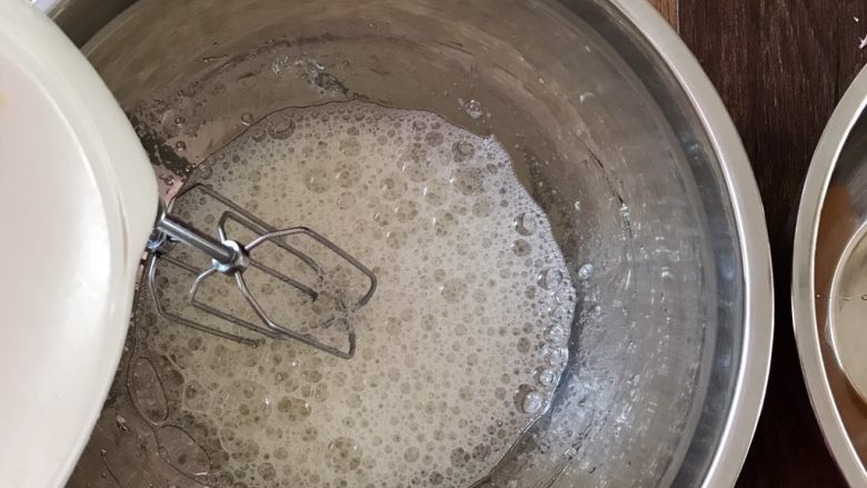 不一样的海绵杯子蛋糕,打发蛋白
打蛋器低速打出大气泡时(如图样)滴几滴<a style='color:red;display:inline-block;' href='/shicai/ 919'>柠檬汁</a>(我一般四滴)