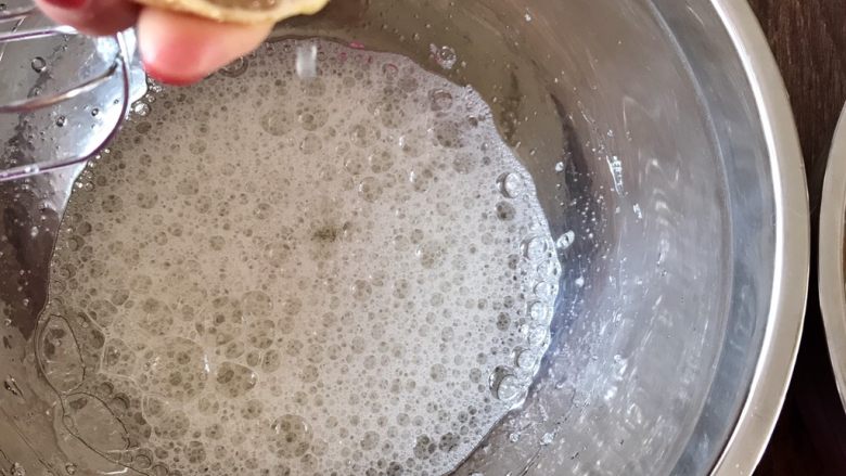 不一样的海绵杯子蛋糕,手动挤汁 ,因为家里长年备柠檬,所以每次都是用的新鲜柠檬汁,没有买外面那种瓶装柠檬汁。做蛋糕的话应该口味不会有什么影响吧。