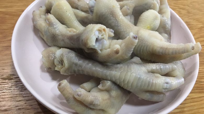 厨房挑战+荤菜+秘制红烧鸡爪,鸡爪捞出洗净沥干;