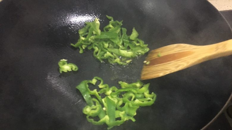 厨房挑战+素菜+青椒土豆丝,青椒倒入锅里翻炒;