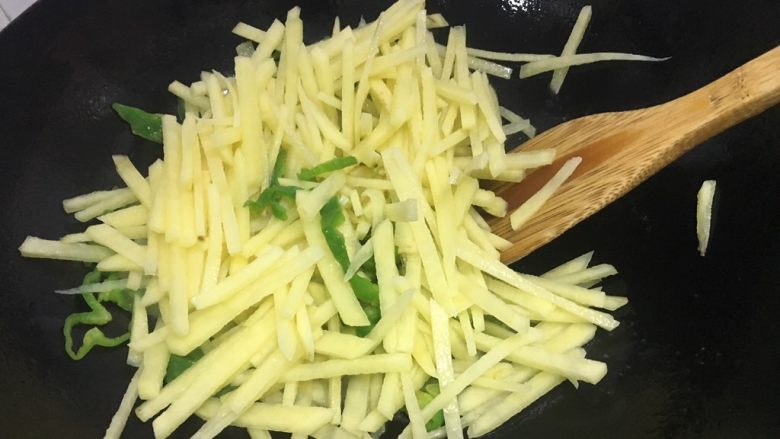 厨房挑战+素菜+青椒土豆丝,加入切好的土豆丝,翻炒: