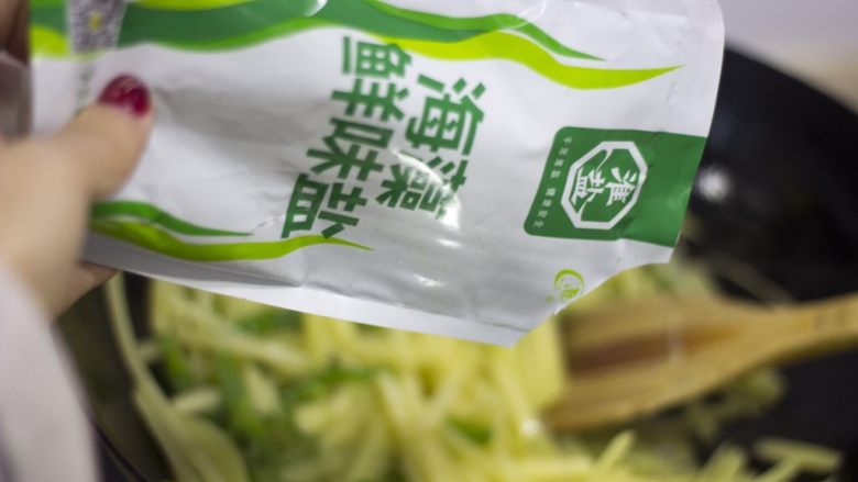 厨房挑战+素菜+青椒土豆丝,加入适量的盐,如果锅里太干,建议加一点水;