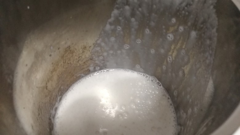 牛奶版_香蕉奶昔,做好的奶昔,加一杯开水,冬天和更暖胃。