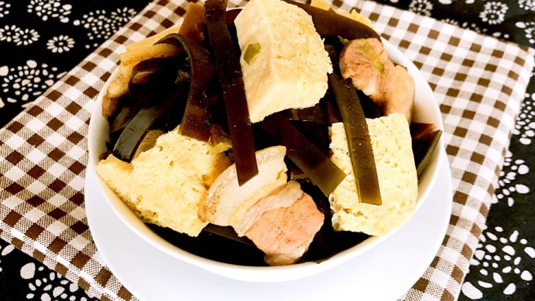 东北菜-海带炖冻豆腐,鲜香可口的海带烧冻豆腐营养丰富,冻豆腐吸足了汤汁的味道,吃一口那叫一个美~