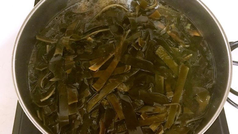 东北菜-海带炖冻豆腐,放入海带,大火烧开后小火炖20分钟