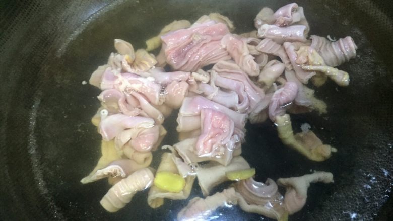 火爆脆儿肠,大火烧水,倒入后搅散