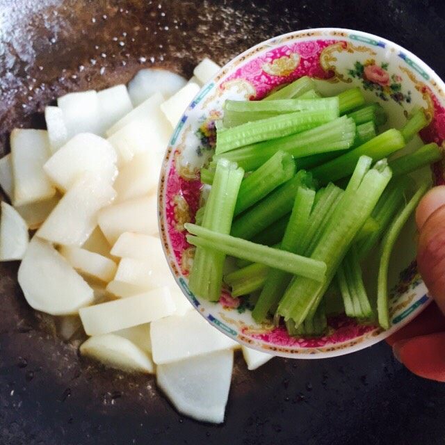 挑战厨房 +素菜+清炒盘菜,加入芹菜