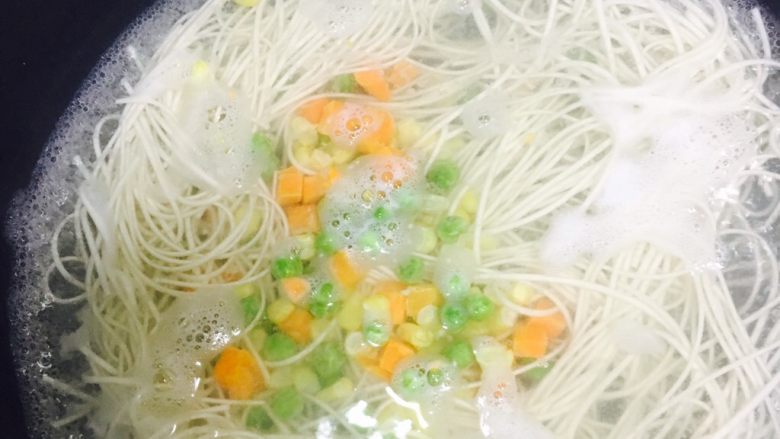 懒人版快手美味汤面~,将速冻蔬菜粒倒进去~不用解冻的,直接丢进去就好啦~家里平时来不及买菜但又想吃点蔬菜让自己觉得放心点的可以买点速冻蔬菜粒,豌豆粒之类的备着~