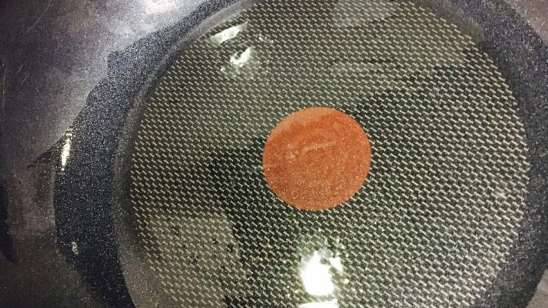 懒人版快手美味汤面~,锅烧热之后倒适量油~