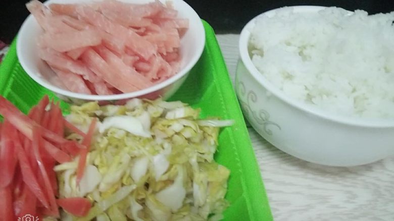 炒饭秀+泡菜肉丝炒饭,花白泡菜切丝,胡萝卜泡菜切丝,肉切丝,一碗<a style='color:red;display:inline-block;' href='/shicai/ 507'>米饭</a>