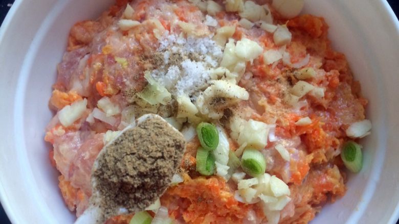 厨房挑战+荤菜+胡萝卜猪肉馅饺子,加1小勺<a style='color:red;display:inline-block;' href='/shicai/ 744'>五香粉</a>