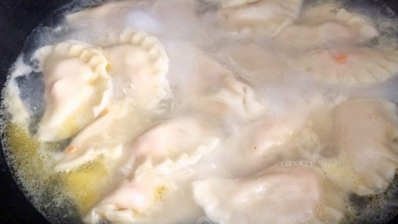 厨房挑战+荤菜+胡萝卜猪肉馅饺子,锅内水烧开,下饺子煮熟,水中加少许盐可防饺子粘连