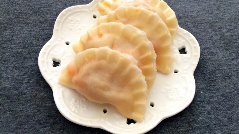 厨房挑战+荤菜+胡萝卜猪肉馅饺子,煮好的饺子捞出