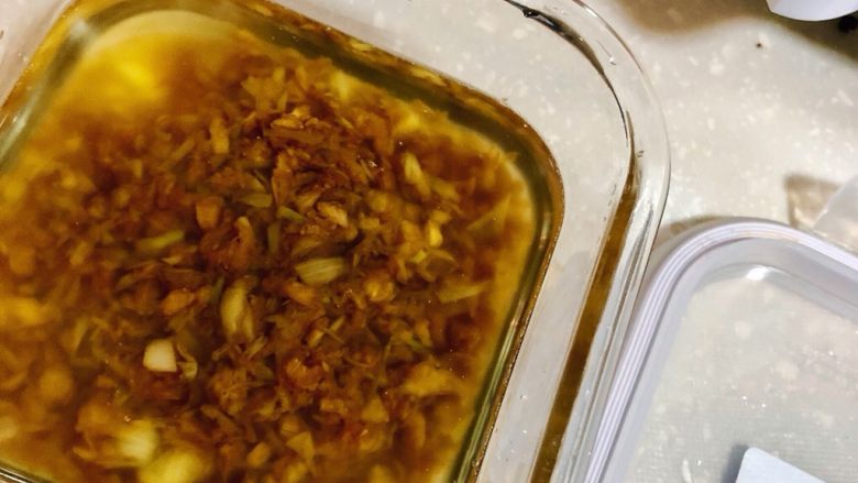 蒜茸大虾,余下的蒜茸用无水无油的干净保鲜盒装好,凉后盖上盖子放入冰箱冷藏保存,可以保存10天左右,方便下次做。