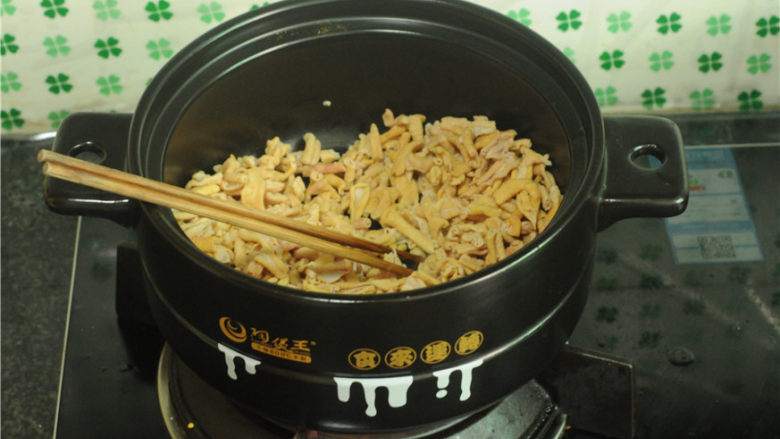 干锅鸭肠,锅烧热,将鸭肠放进去干炒
