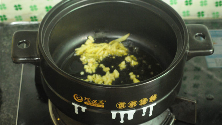 干锅鸭肠,油锅烧热,爆香姜蒜片