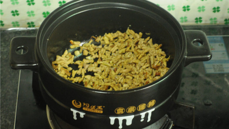 干锅鸭肠,倒入鸭肠,翻炒至油滑