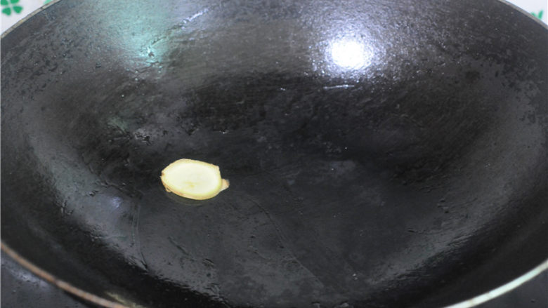 干锅秋刀鱼,先用一片<a style='color:red;display:inline-block;' href='/shicai/ 37'>姜</a>将锅底抹一遍,这样可以防止鱼皮粘连