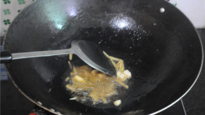 干锅秋刀鱼,油锅烧热,炒香姜丝蒜末