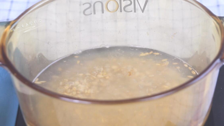 香蕉酸奶麦片,入锅煮8分钟,盛入碗中。尝了一下,这种状态只要轻轻嚼一嚼,出锅前妈妈尝一下。
>>即食燕麦,只要用热水或热牛奶泡一下就可以了。上面的步骤都不需要。