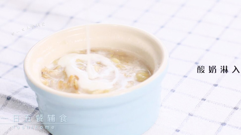 香蕉酸奶麦片,最后将自制酸奶淋入。自制的酸奶没有糖份,如果是市售的,香蕉的量可以减,否则会太甜。