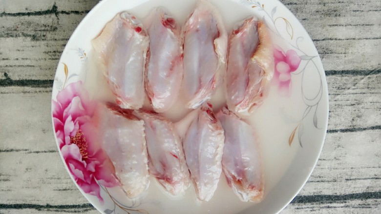 可乐鸡翅,用开水泡一下去掉血水