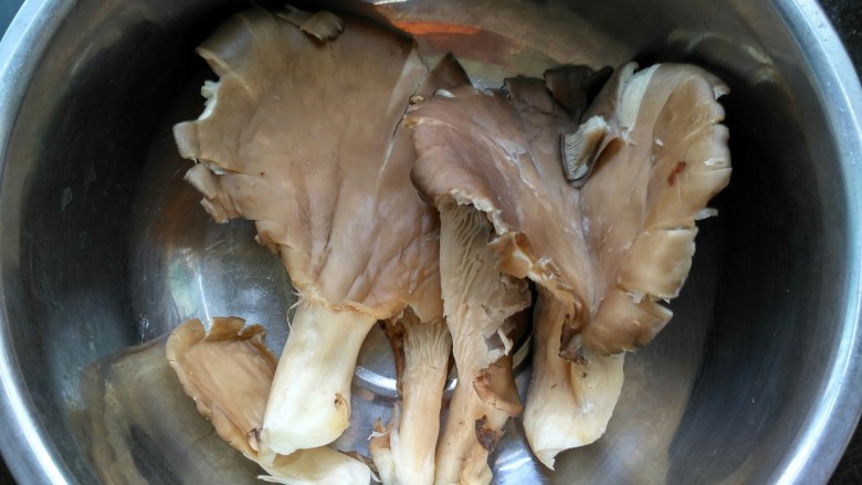 平菇炒油菜,<a style='color:red;display:inline-block;' href='/shicai/ 231'>平菇</a>洗净,挤去部分水分