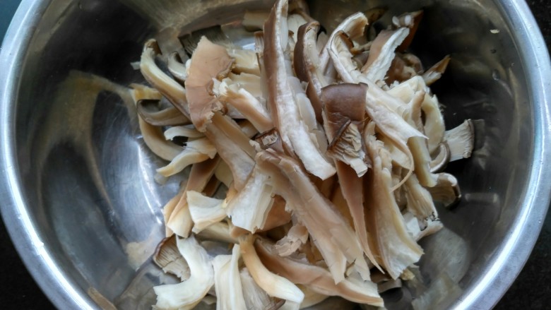 平菇炒油菜,撕成条