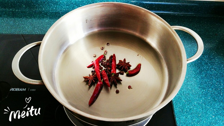 油焖小黄瓜咸菜,锅里放油,加入花椒、八角、辣椒干(如果是鲜辣椒,就不用炒制)炒香。