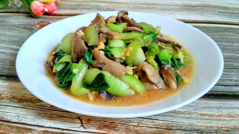 平菇炒油菜,是不是很有食欲?我可以吃俩馒头~哈哈