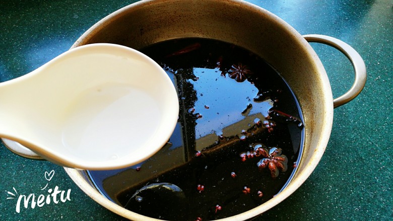 油焖小黄瓜咸菜,加入白酒,煮开后关火。晾凉。