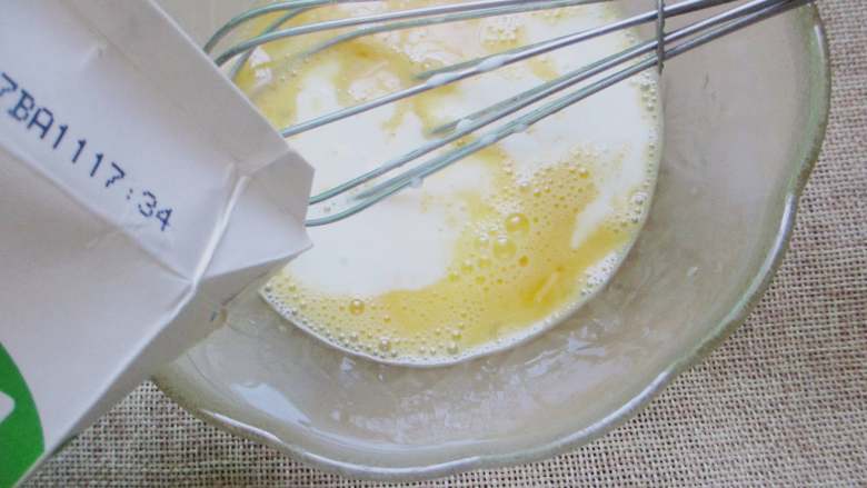 牛奶鸡蛋布丁,加入70ml牛奶，约三分之一盒的牛奶