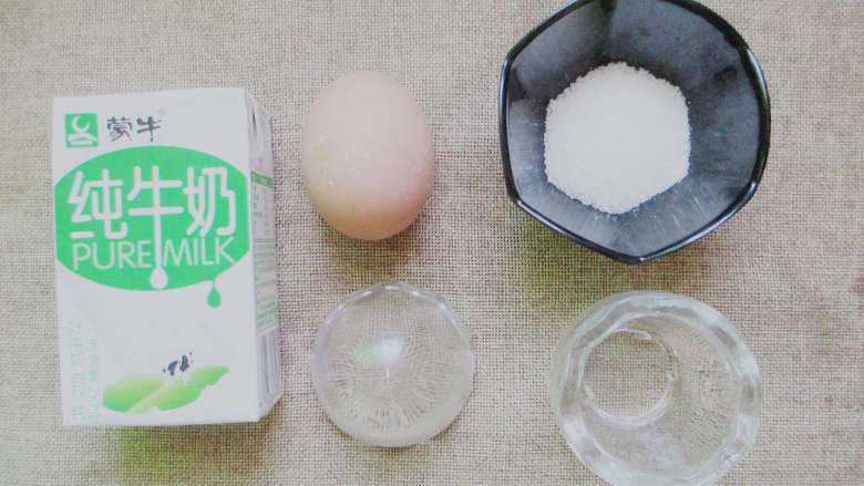 牛奶鸡蛋布丁,准备<a style='color:red;display:inline-block;' href='/shicai/ 219'>牛奶</a>、<a style='color:red;display:inline-block;' href='/shicai/ 9'>鸡蛋</a>、<a style='color:red;display:inline-block;' href='/shicai/ 3729'>白糖</a>