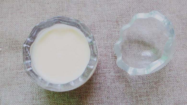 牛奶鸡蛋布丁,换置到可以蒸有盖子的容器内 