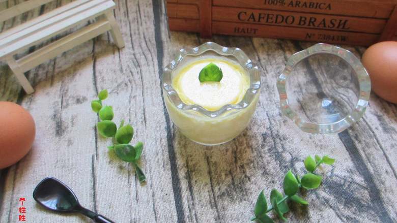 牛奶鸡蛋布丁,火开后改中火蒸10分钟 再闷两分钟就可以了