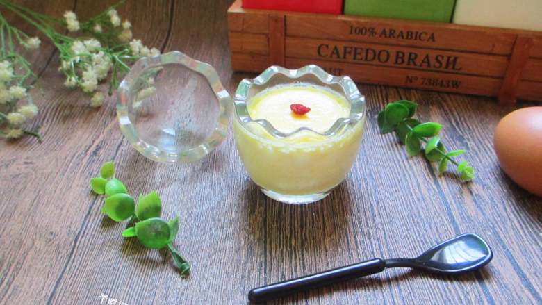 牛奶鸡蛋布丁,这款牛奶鸡蛋布丁，不用烤箱，原料也很普通，谁都可以不费力的做好。