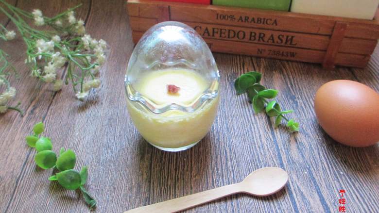 牛奶鸡蛋布丁,口感细腻，健康营养。也可以配上一些焦糖的很爽口开胃