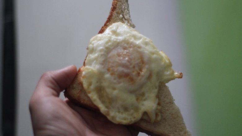 三明治也是一种料理,面包片斜刀切成三角形,放上煎好的鸡蛋。