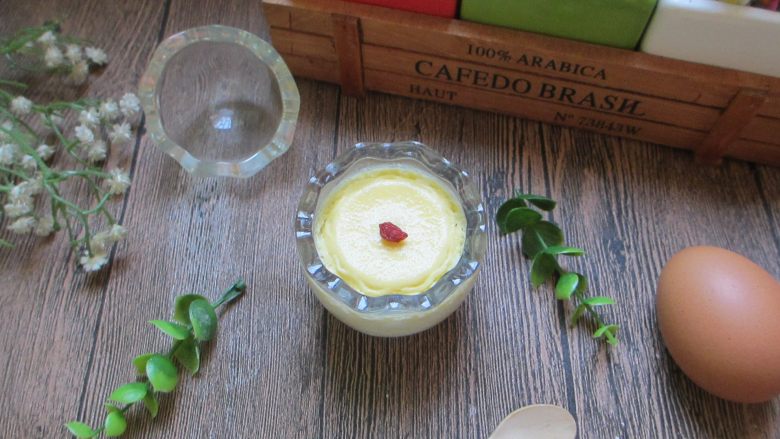 牛奶鸡蛋布丁,假期最好的犒赏与解馋甜品。
可做下午茶也可当早点，