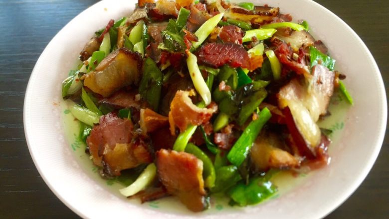 乡味十足➕重庆~烟熏腊肉炒蒜苗,成品图